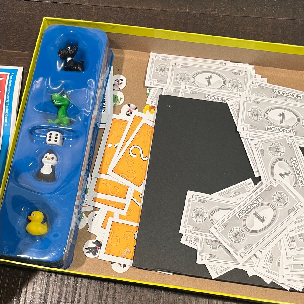 Hasbro Junior Game Collection - monopoly, life, clue, scrabble - Picture 3 of 9